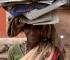 03 una donna dalit trasporta cartoni per la vendita.jpg